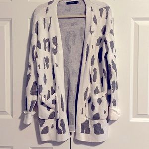 ZESICA- Long Sleeves - White w/ Grey Leopard Print Sweater Cardigan with Pockets